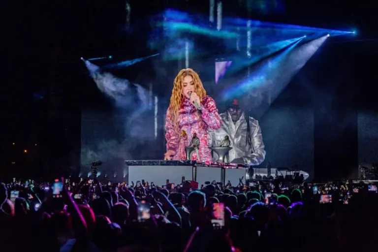 Madrid aulla con Shakira en concierto inaugural,