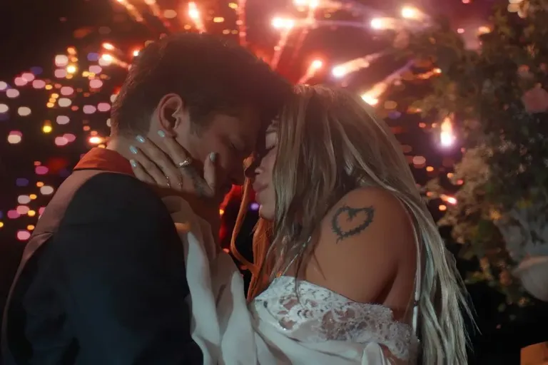 Bruno Mars invita a Karol G a bailar en nuevo video de ‘Dance With Me’