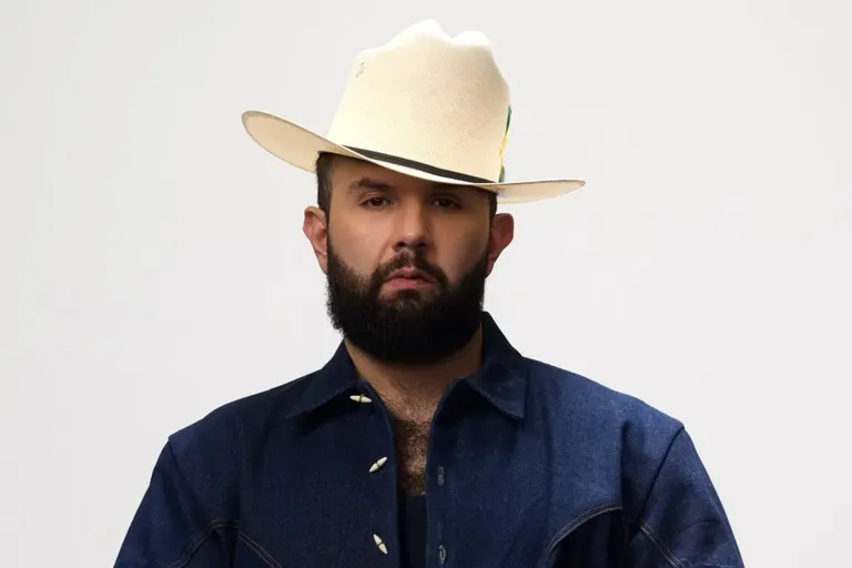 ‘Desde que te tengo’ de Carín León asciende al No. 1 en Latin Pop Airplay