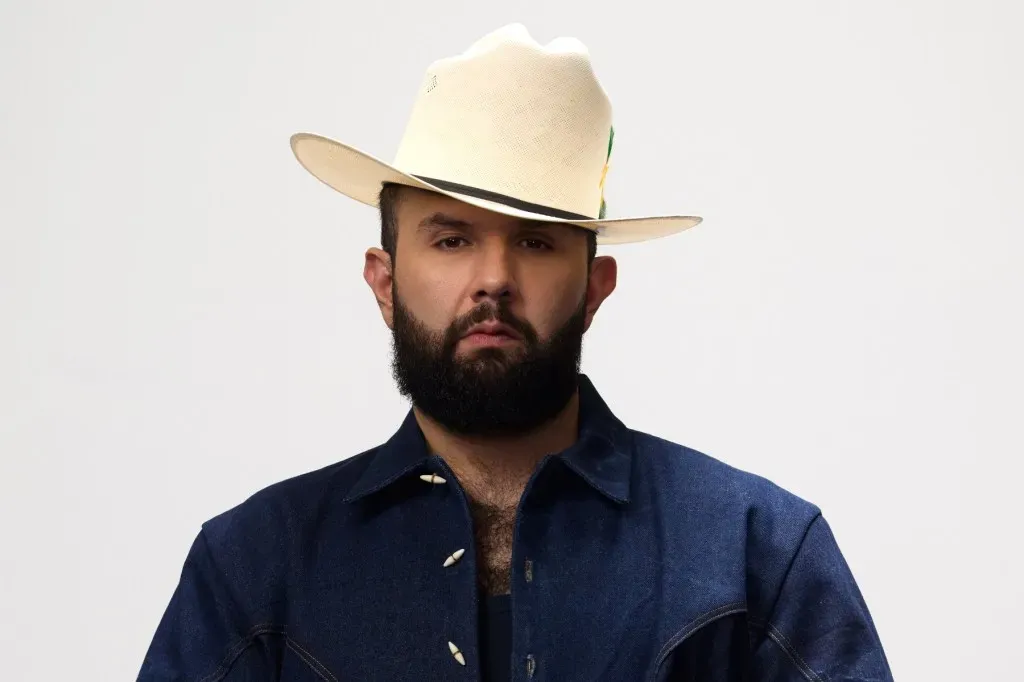 ‘Desde que te tengo’ de Carín León asciende al No. 1 en Latin Pop Airplay
