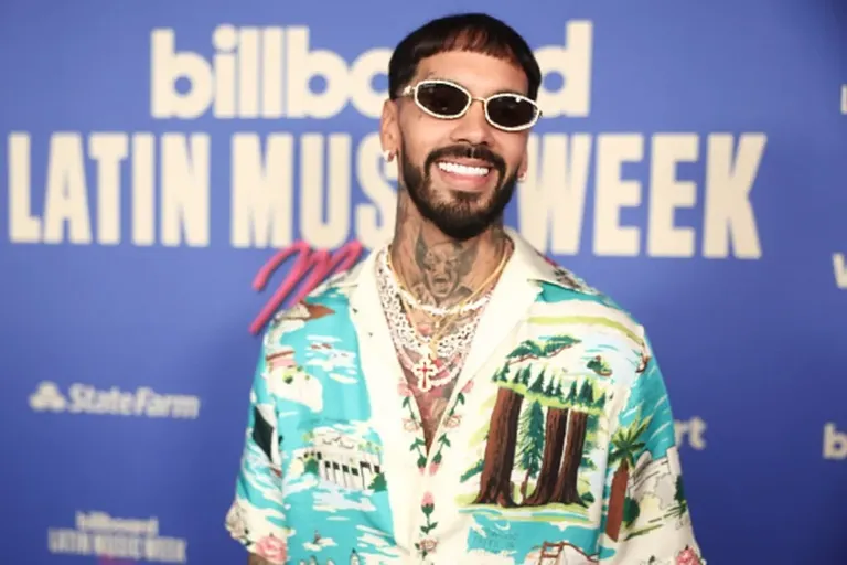 Anuel AA pide a Karol G que lo desbloquee en promoción de ‘Vuelve.’