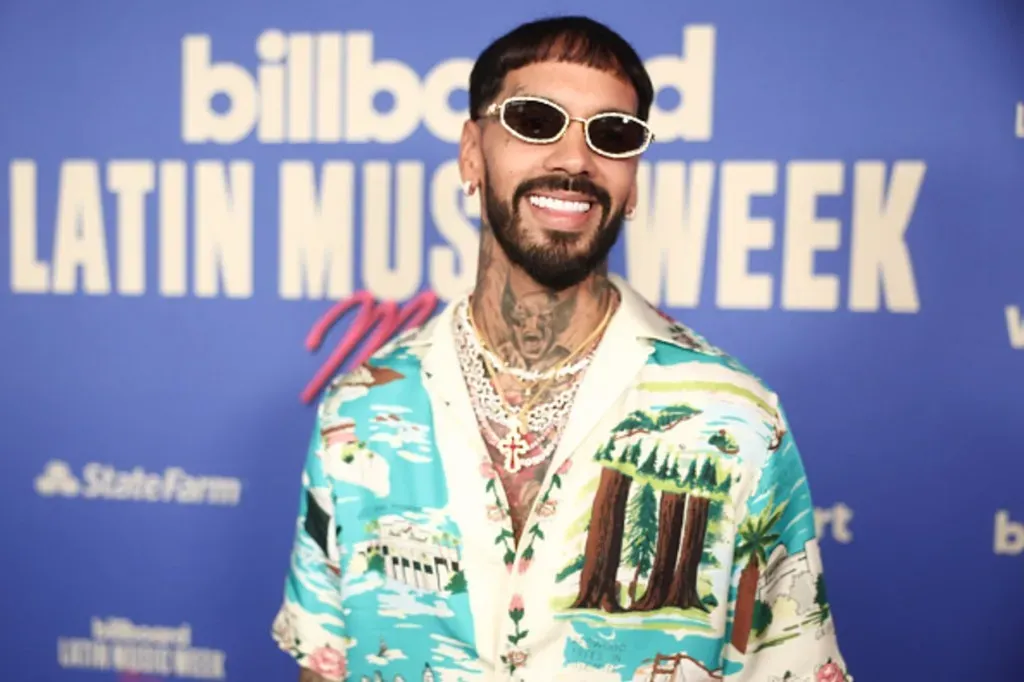 Anuel AA pide a Karol G que lo desbloquee en promoción de ‘Vuelve.’